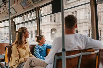 Familie in Straßenbahn