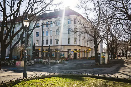 Kriemhildplatz with a view of the tree-lined Markgraf-Rüdiger-Straße and Café Kriemhild.