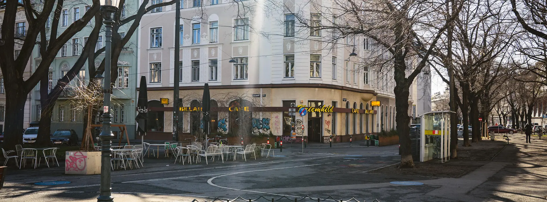 Kriemhildplatz with a view of the tree-lined Markgraf-Rüdiger-Straße and Café Kriemhild.