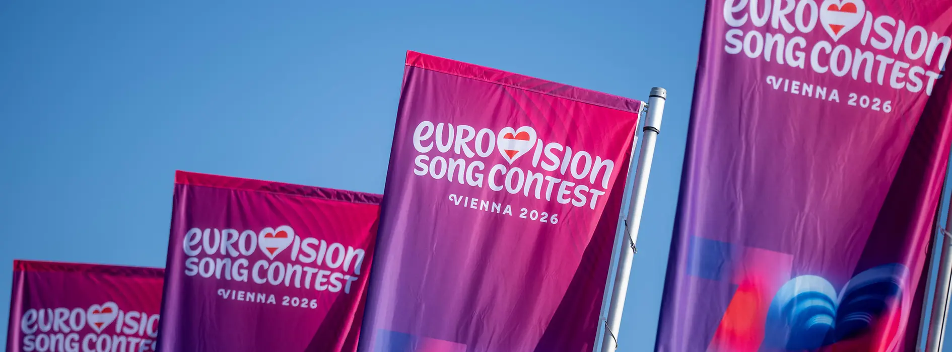 Fahnen mit dem Logo des Eurovision Song Contest 2026 in Wien