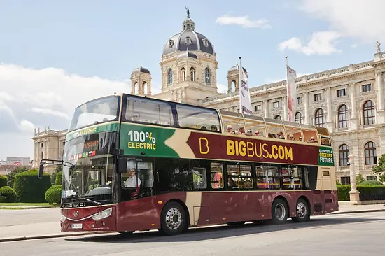 Autobus elettrico rosso a due piani hop-on hop-off di Big Bus Tours davanti al Museo di Storia Naturale di Vienna
