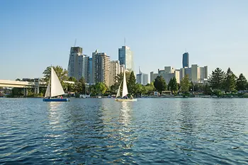 Segelboot auf der alten Donau