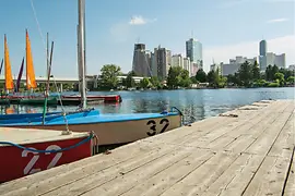 Segelschiffe an der Alten Donau