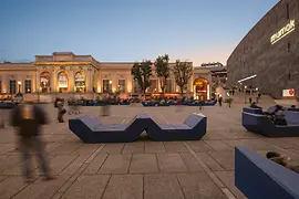 MuseumsQuartier Innenhof: mumok, Outdoor-Möbel „Enzis“