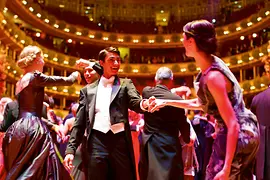 Perechi de dansatori la Balul Operei