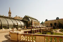 Pohled na restauraci Palmenhaus ve vídeňském parku Burggarten