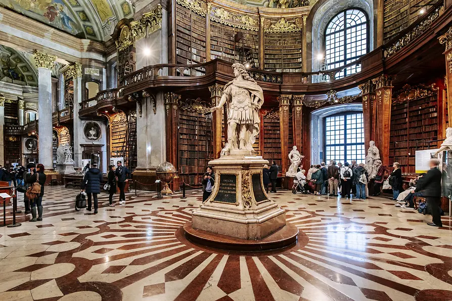 Salle d'apparat de la Bibliothèque nationale avec une statue au milieu