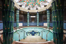 Amalienbad, round swimming pool, columns