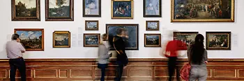 Ludzie oglądają obrazy w Górnym Belwederze