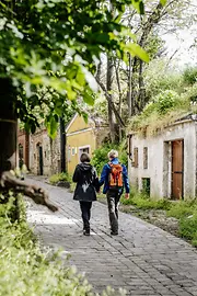 Dwie kobiety przechodzą obok piwnic z winami