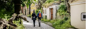 Dwie kobiety przechodzą obok piwnic z winami