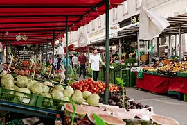 Stoisko z warzywami na Brunnenmarkt 