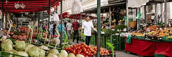 Puesto de verduras en el Brunnenmarkt 