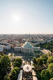 Vienne, vue de l'hôtel de ville sur le Burgtheater