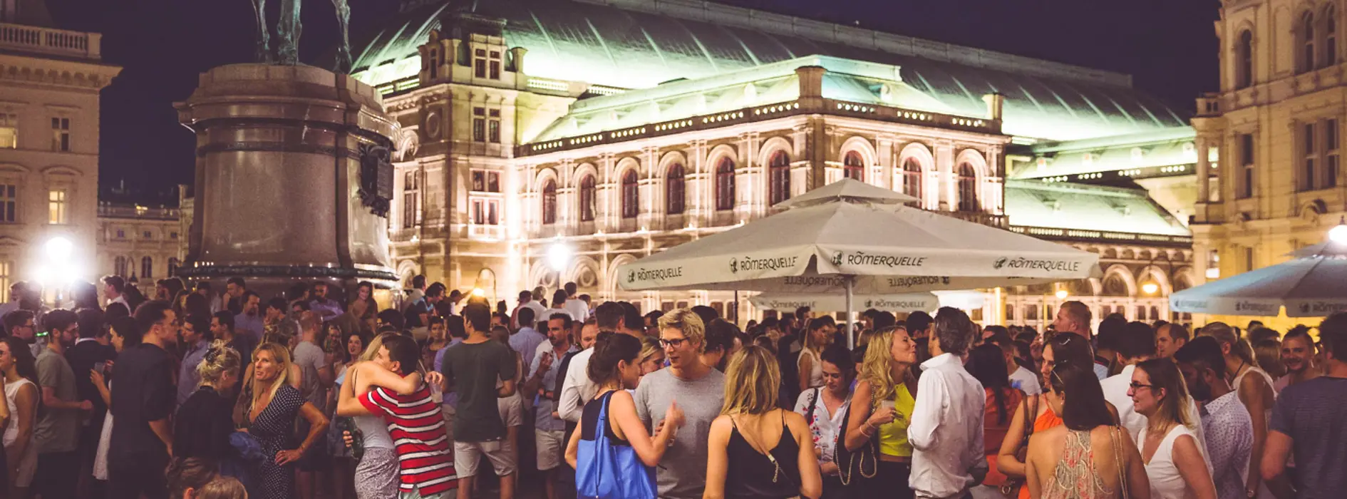 Party in the evening with the State Opera in the background