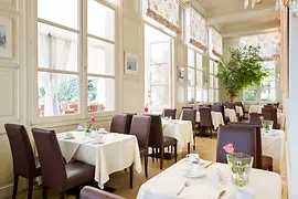 Wintergarten mit Esstischen