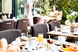 Micul dejun în grădina unui hotel-butic 