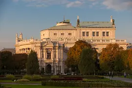 Burgtheater im Abendrot, Blick vom Volksgarten aus 