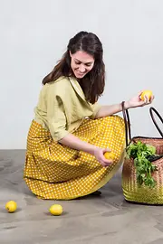 Modèle féminin portant de la mode autrichienne 