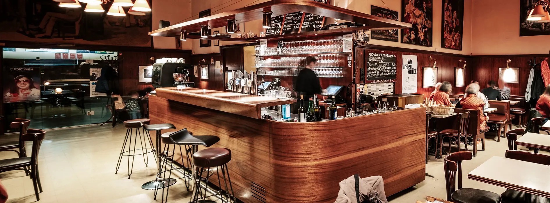 Café Anzengruber, Innenansicht mit Gästen 