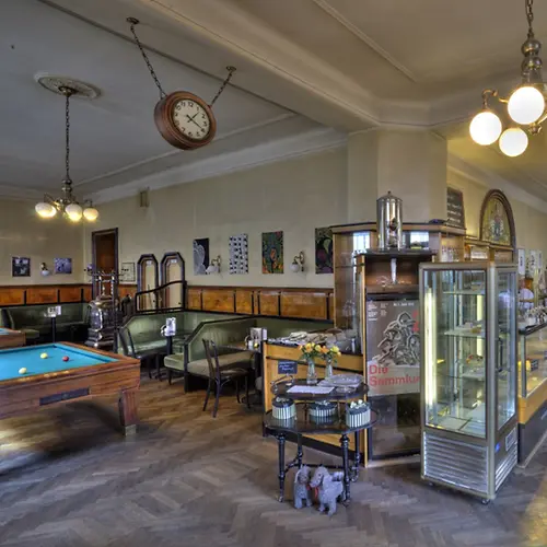 Kaffeehaus mit Billard-Tischen