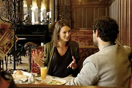 Café Sperl, Eine Frau und ein Mann frühstücken und unterhalten sich