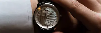 Mann mit exklusiver Armband-Uhr