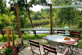 Vista del restaurante Das Chadim y un lago para nadar desde arriba