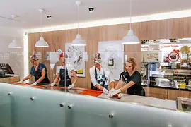 Produktion von Bonbons in der Wiener Zuckerlwerkstatt