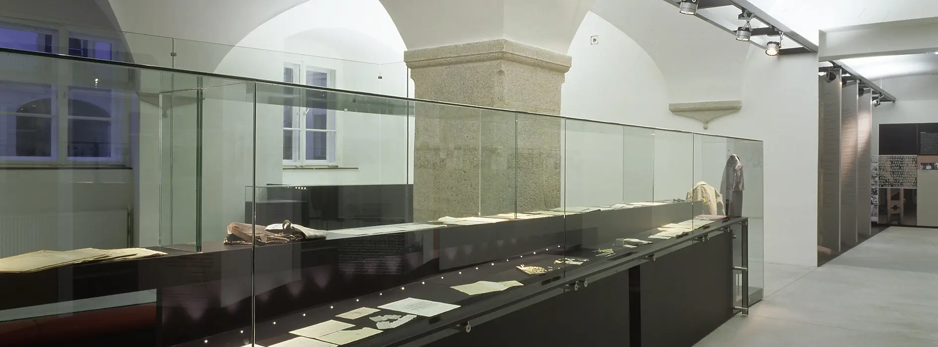 Blick in die Dauerausstellung des Dokumentationsarchivs des österreichischen Widerstandes im Alten Rathaus