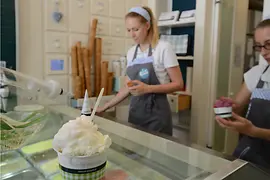 Eis-Greissler fagyizó, belső nézet, fagyival az előtérben
