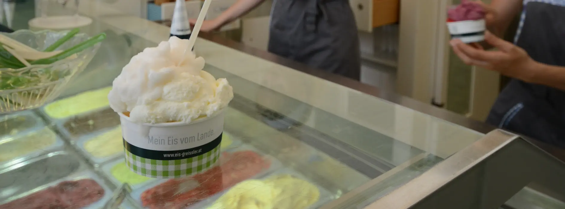 Eis-Greissler, Innenansicht mit Eis im Vordergrund