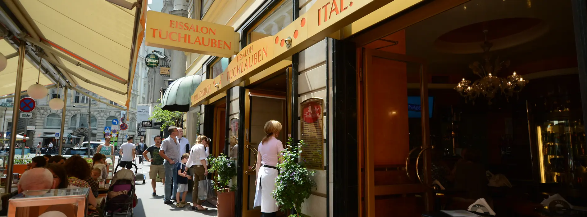 Tuchlauben ice cream parlor, exterior view with guests