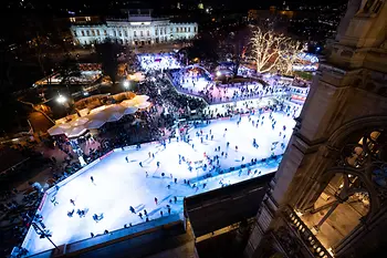 Patinar sobre hielo delante del Ayuntamiento 