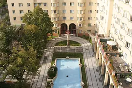 Gemeindebau, Reumannhof, Innenhof mit Swimmingpool