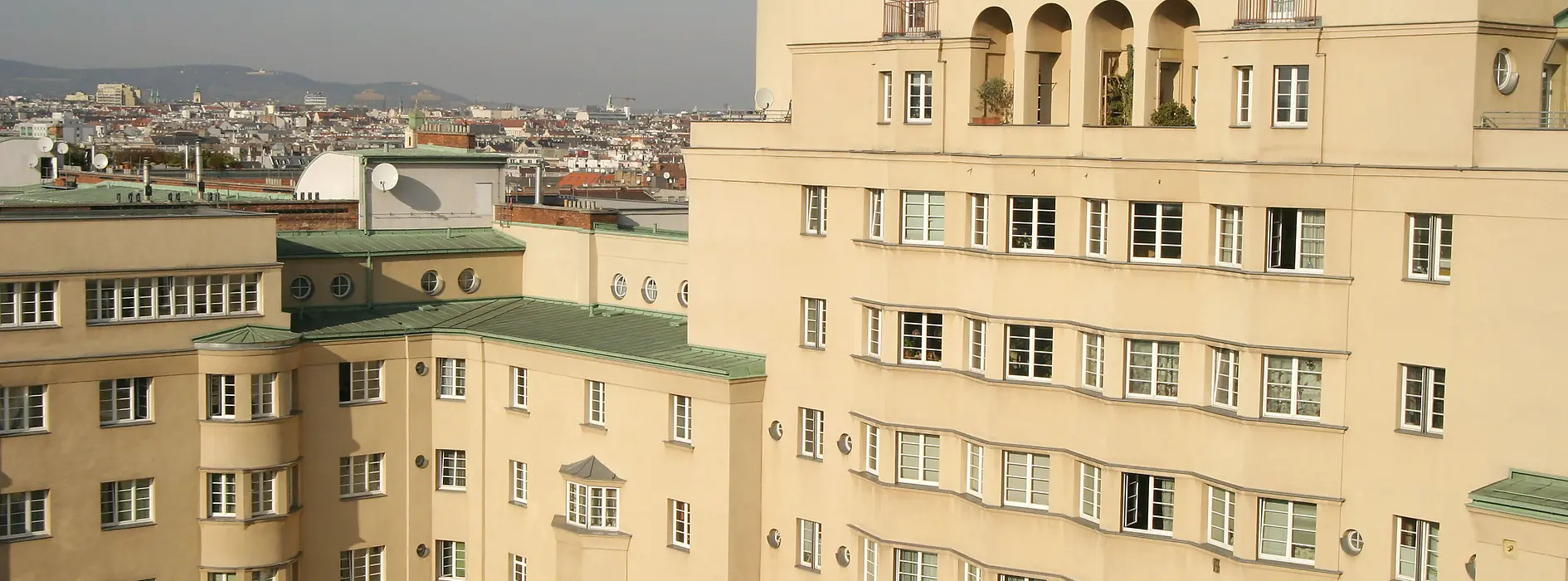 Social housing building, Reumannhof, exterior view