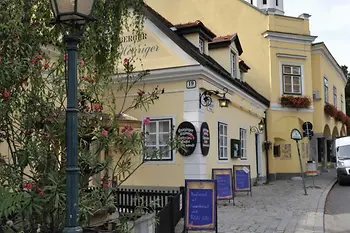 Osoby na spacerze w słynącej z produkcji wina dzielnicy Grinzing