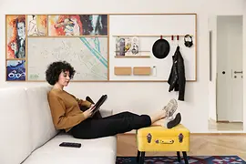 Hotel guest is sitting on a couch in a Hotel room (Hotel Schani Salon) 