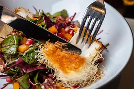Plato con ensalada y pescado