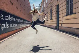 Nina Saurugg bei einem Luftsprung im MuseumsQuartier
