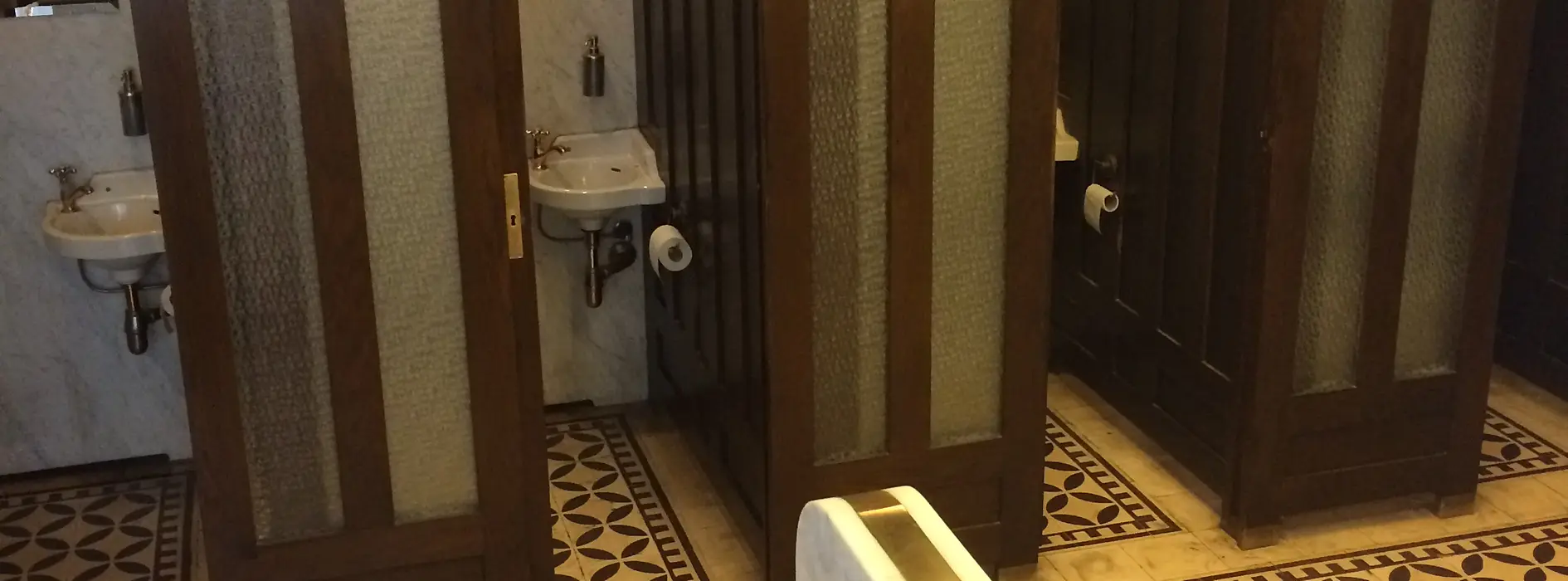 Baños públicos de estilo modernista