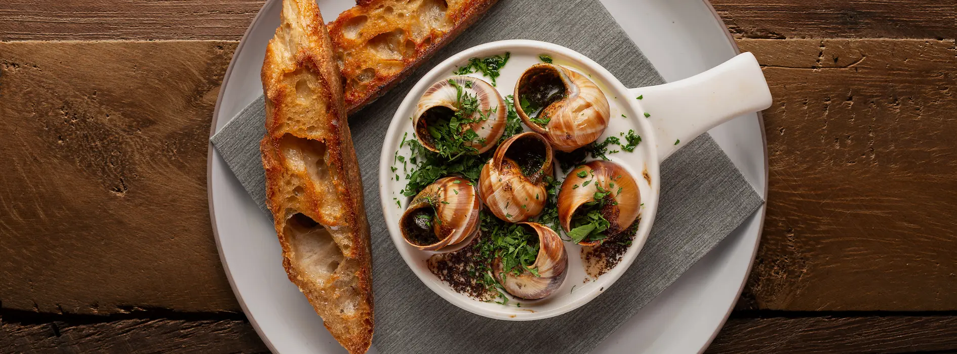 Ma Belle Bistro & Bar, Gumpendorfer Straße 16. Innenansicht. Teller mit Schnecken und Brot.