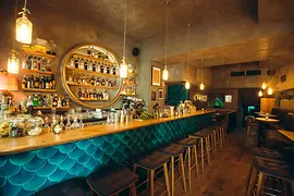 Intérieur du bar Moby Dick, comptoir
