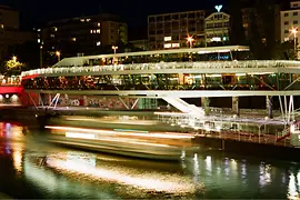 Vista exterior de Motto junto al río por la noche