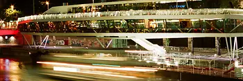 Vista exterior de Motto junto al río por la noche