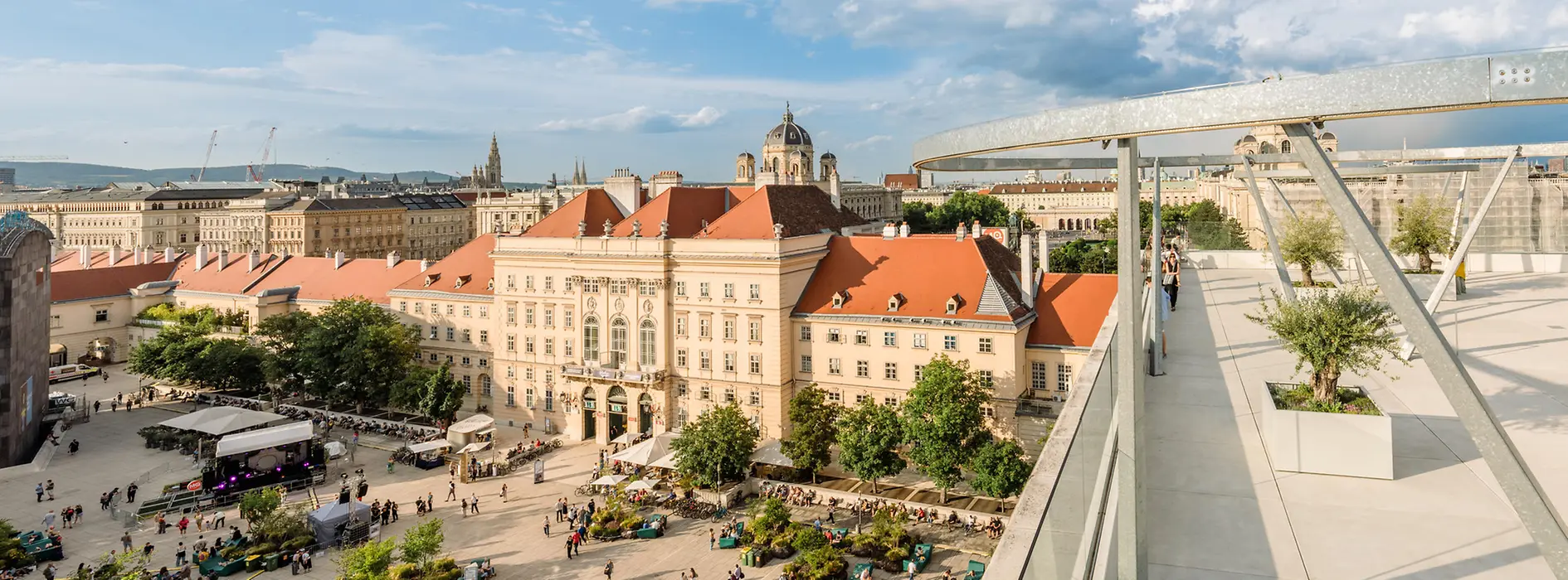 A bécsi MuseumsQuartierban található Leopold Múzeum tetőterasza