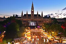 Impressione dall’alto del Festival della Musica su Schermo nella luce del tramonto.