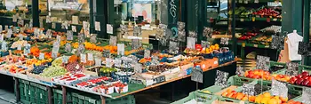 Stand cu fructe și legume la Naschmarkt din Viena