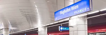 ÖBB Railjet a reptéri állomáson, előtérben utasokkal