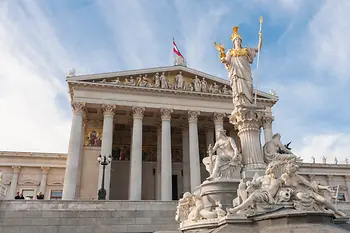 Parlament, Außenansicht mit pallas Athene im Vordergrund 